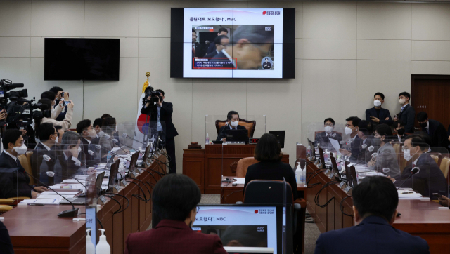 국민의힘 윤두현 의원이 13일 오전 국회 과학기술정보방송통신위원회에서 열린 방송문화진흥회·한국방송광고진흥공사 등에 대한 국정감사에서 윤석열 대통령의 순방 중 발언과 관련한 MBC 보도에 대해 질의하고 있다. /국회사진기자단