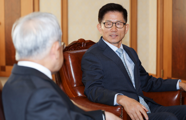 김문수 경제사회노동위원장이 13일 오전 서울 마포구 한국경영자총협회를 방문해 손경식 회장과 인사하고 있다. 연합뉴스