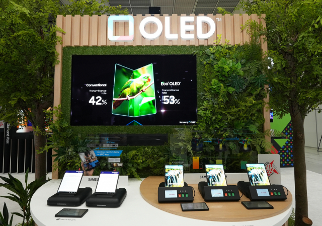 삼성디스플레이의 대표적인 저전력 친환경 기술인 '에코스퀘어 OLED' 전시 모습. 사진 제공=삼성디스플레이
