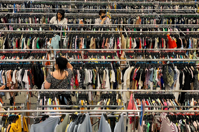 미국 네바다주 라스베이거스의 한 쇼핑센터에서 고객들이 옷을 고르고 있다.AFP연합뉴스