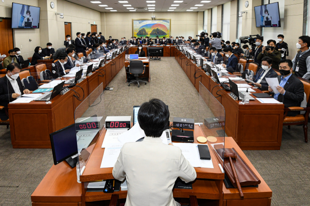 백혜련 정무위원장이 13일 서울 여의도 국회 정무위원회에서 열린 국민권익위원회, 국가보훈처 등에 대한 국정감사에서 회의를 주재하고 있다./연합뉴스