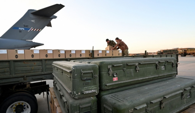 우크라이나 군인들이 13일(현지시간) 수도 키예프의 보리스필 공항에서 리투아니아로부터 공수된 미제 FIM-92 스팅어 휴대용 지대공 미사일 박스를 트럭으로 옮기고 있는 모습. 연합뉴스