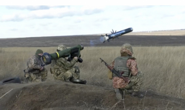 지난 1월 12일(현지 시간) 우크라이나 돈테스크 지역에서 우크라이나군이 대전차 미사일 재블린을 사용하는 모습. AP 연합뉴스