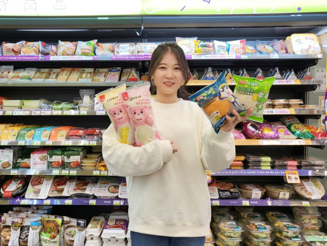 CU 모델이 13일 점포에서 롯데홈쇼핑의 '벨리곰'과 협업한 이색 호빵을 비롯한 다양한 콜라보 호빵 제품들을 소개하고 있다./사진 제공=CU
