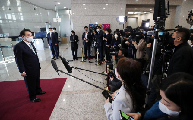 윤석열 대통령이 13일 서울 용산 대통령실 청사로 출근하며 기자들과 질의응답을 하고 있다. 연합뉴스