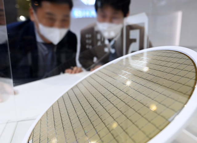 5일 서울 강남구 코엑스에서 열린 제24회 반도체대전(Semiconductor Exhibition 2022)에서 세미파이브 부스에 첫번째 플랫폼 제품 양산 웨이퍼가 전시되고 있다. 서울경제DB