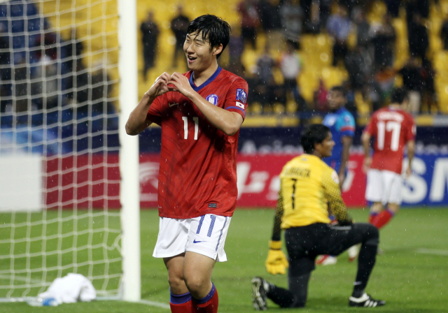 손흥민이 2011 카타르 아시안컵 조별리그 3차전에서 인도를 상대로 A매치 데뷔골을 넣은 뒤 세리머니를 하고 있다. 연합뉴스