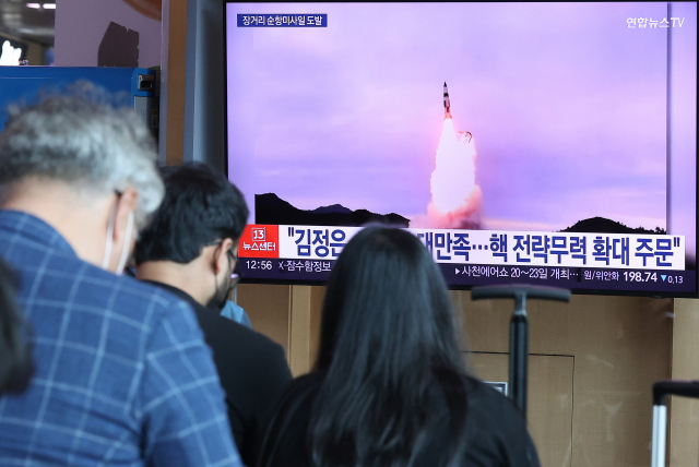 북한이 9개월 만에 장거리 순항미사일을 발사했다고 공개 보도한 13일 오후 서울역 대합실에 관련 보도가 나오고 있다. 조선중앙통신은 전날 김정은 국무위원장이 전술핵운용부대에 배치된 장거리전략순항미사일 2발 시험발사를 현지에서 지도했다고 보도했다./연합뉴스