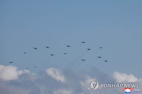 북한 전투기 등이 지난 8일 항공 공격 종합훈련을 실시하는 모습. /조선중앙통신·연합뉴스