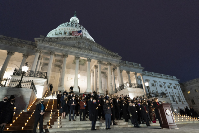 '미 의회 폭동 사태' 발생 1년인 1월 6일(현지시간) 워싱턴DC 연방 의사당 앞에서 열린 추념식에서 낸시 펠로시 하원의장(오른쪽 맨 앞)이 상하원 의원들과 함께 묵념을 하고 있다. AP연합뉴스