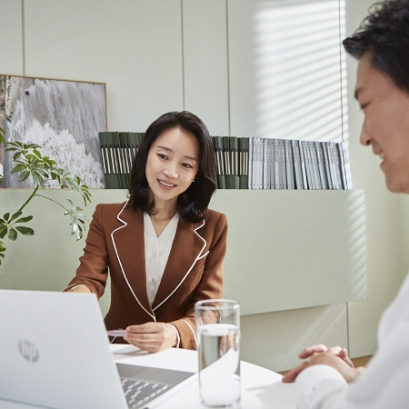 중장년 구직자가 전직 지원 상담을 받고 있다./사진제공=이음길