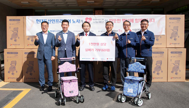 13일 인천 동구청에서 열린 ‘실버카 전달행사’에서 김찬진(오른쪽 네번째) 인천 동구청장, 조영철(〃두번째) 현대두산인프라코어 대표, 오승현(〃 끝) 대표가 포즈를 취하고 있다. 사진제공=현대제뉴인