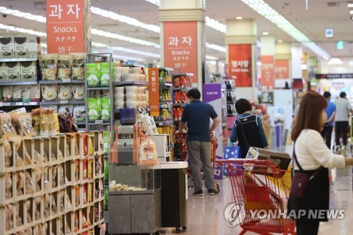 서울의 한 대형마트에서 시민들이 장을 보고 있다. 연합뉴스