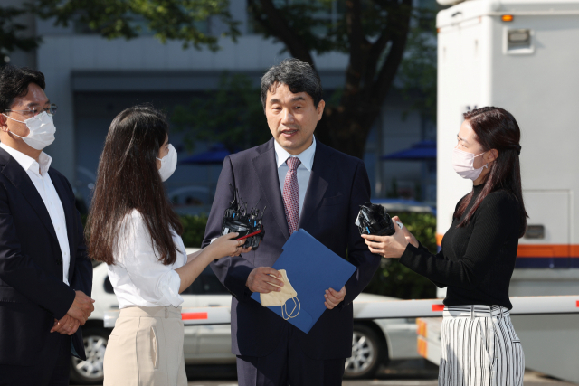 이주호 사회부총리 겸 교육부 장관 후보자가 지난달 30일 오전 서울 여의도 한국교육시설안전원에 마련된 인사청문회 준비 사무실로 첫 출근을 하며 취재진의 질문에 답하고 있다. 연합뉴스