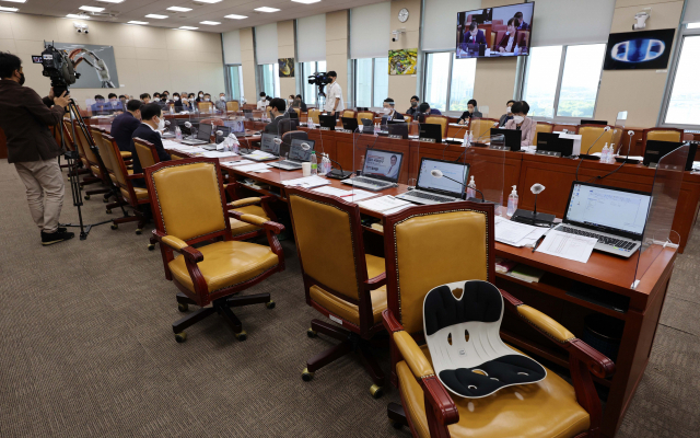 13일 국회에서 진행된 과학기술정보방송통신위원회의 국정감사가 의원들 대부분이 자리를 비운 채 진행되고 있다. / 권욱 기자