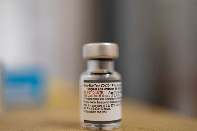 미국 제약사 화이자와 독일 바이오엔테크가 공동개발한 오미크론 변이 대응 백신. 로이터통신