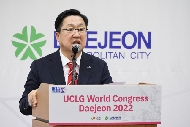 이장우 대전시장이 2022 대전 세계지방정부연합(UCLG) 총회 폐막일인 14일 기자 브리핑을 갖고 총회 성과를 밝히고 있다. 사진제공=대전시