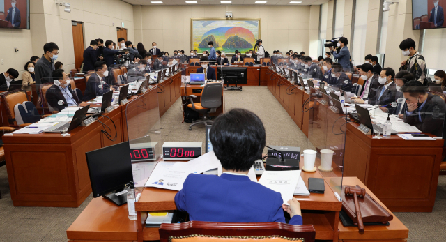 14일 국회에서 정무위원회 개인정보보호위원회 등에 관한 국정감사가 열리고 있다. /권욱 기자