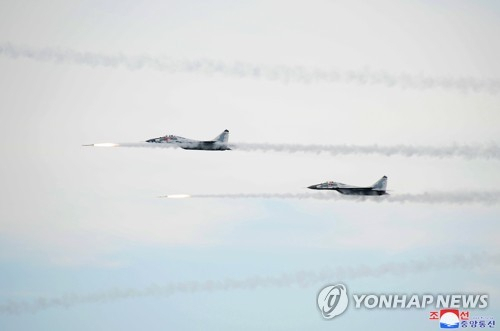 북한 전투기들이 9월 25일~10월 9일 실시된 군사훈련에서 사격 시험을 하는 모습. 북한 전투기들은 13일 한밤에도 위협 비행으로 대남 도발을 감행했다./조선중앙통신·연합뉴스