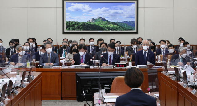 14일 국회 환경노동위원회에서 한국수자원공사 등에 대한 국정감사가 열리고 있다. /권욱 기자