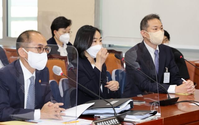 고학수 개인정보보호위원회 위원장이 14일 국회에서 열린 정무위원회 개인정보보호위원회에 관한 국정감사에서 의원들의 질의에 답변하고 있다. 왼쪽부터 고 위원장, 김진아 메타코리아 대표, 김경훈 구글코리아 사장. /연합뉴스