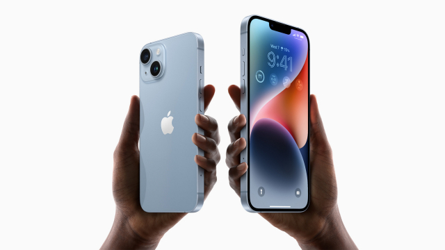 아이폰14(왼쪽)과 아이폰14 플러스. 미니 단종으로 아이폰 시리즈 중 가장 작은 제품은 6.1인치 아이폰14가 됐다. 사진제공=애플