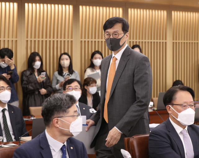 이창용 한국은행 총재가 12일 오전 서울 중구 한국은행에서 열린 금융통화위원회 정기회의에 참석하고 있다. 사진=사진공동취재단