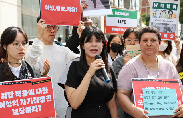 지난 5일 서울 용산구 주한이란대사관 앞에서 열린 이란 히잡 의문사 관련 시위를 지지하는 한국 시민사회단체 기자회견에서 이란 여성인 아이샤 씨가 발언을 하고 있다. 연합뉴스