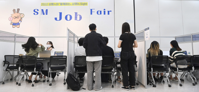 지난달 20일 서울 종로구 상명대학교에서 열린 직무박람회 '함께하는 상명 In.Sight-SM Job Fair'를 찾은 학생들이 진로와 취업에 관련된 컨설팅을 받고 있다. / 오승현 기자