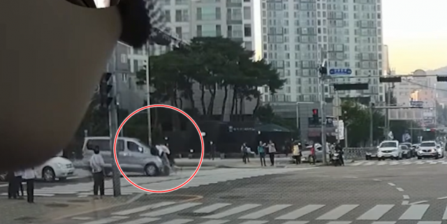 중학생 3명이 1대의 전동 킥보드를 타고 보행자 적색 신호에 주행하다 승합차와 충돌하는 장면. 한문철TV 캡처