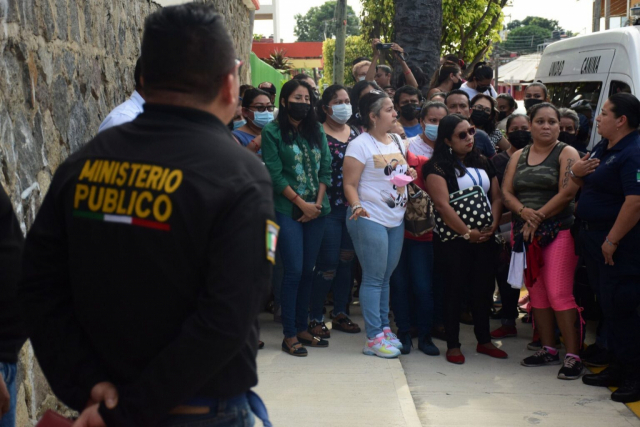 치아파스주 타파출라의 피해 학교에서 경찰 당국이 증거 수집하는 과정을 학부모들이 기다리고 있다. 멕시코 뉴스 데일리