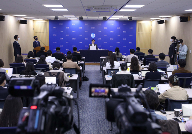 이창용 한국은행 총재가 12일 서울 중구 한국은행에서 열린 기자간담회에서 기준금리 인상에 대해 설명하고 있다. 사진공동취재단 2022.10.12