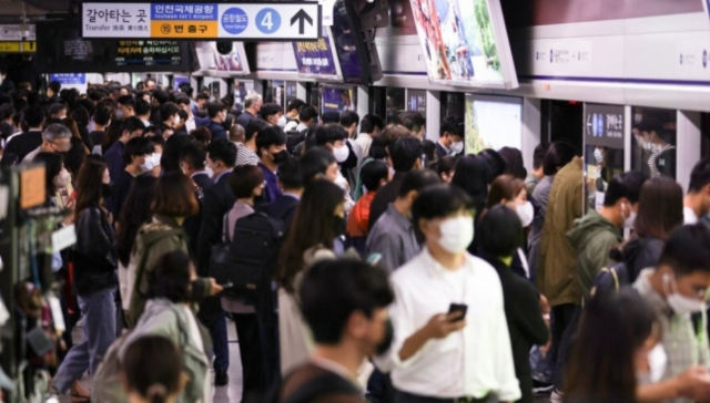 서울 지하철 1호선이 출근길 시민들로 붐비고 있다. 연합뉴스 캡처