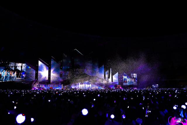 그룹 방탄소년단(BTS)이 15일 부산 부산아시아드주경기장에서 '2030 부산국제박람회 유치기원 콘서트 BTS 옛 투 컴 인 부산'을 열고 글로벌 아미와 만났다. 사진 제공=빅히트 뮤직