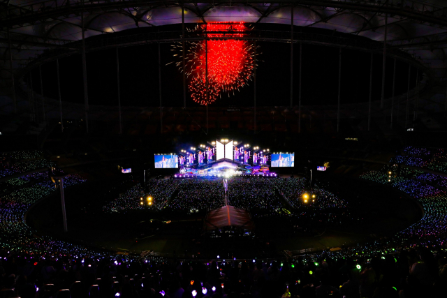 그룹 방탄소년단(BTS)이 15일 부산 부산아시아드주경기장에서 '2030 부산국제박람회 유치기원 콘서트 BTS 옛 투 컴 인 부산'을 열고 글로벌 아미와 만났다. 사진 제공=빅히트 뮤직