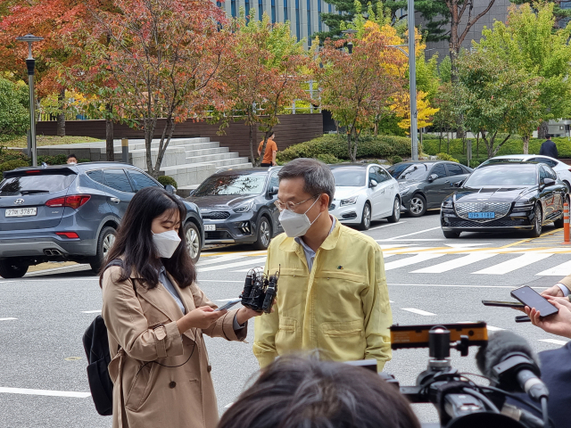 이종호 과학기술정보통신부 장관이 16일 경기 성남시 SK㈜ C&C 판교 데이터센터 앞에서 질문에 답하고 있다.허진 기자
