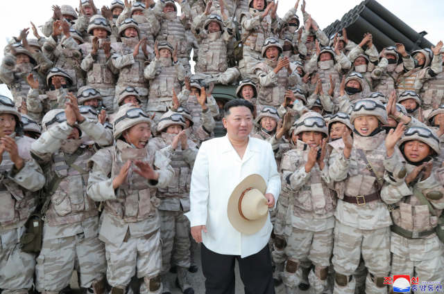 10일 조선중앙통신이 전술핵운용부대 군사훈련을 지도하는 김정은 북한 국무위원장의 모습을 공개했다. 연합뉴스