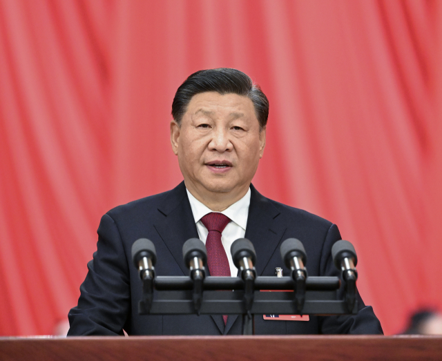 시진핑 중국 국가주석이 16일 중국 베이징 인민대회당에서 열린 중국 공산당 제20차 전국대표대회에 업무보고를 하고 있다. 신화연합.