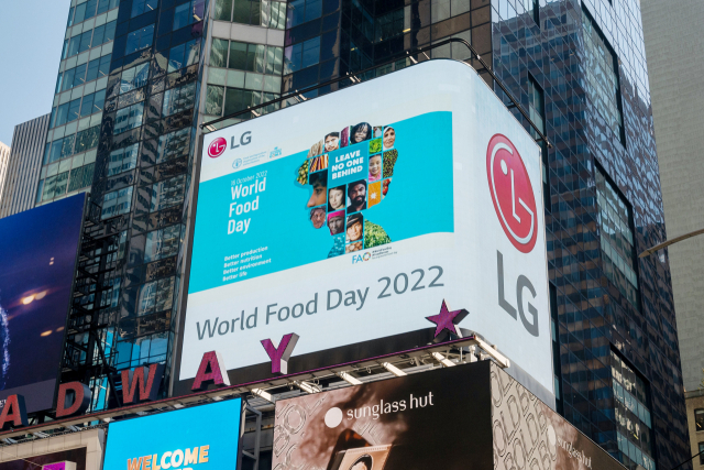 미국 뉴욕 타임스스퀘어 전광판에 상영된 ‘세계 식량의 날’ 홍보 영상. 사진제공=LG전자