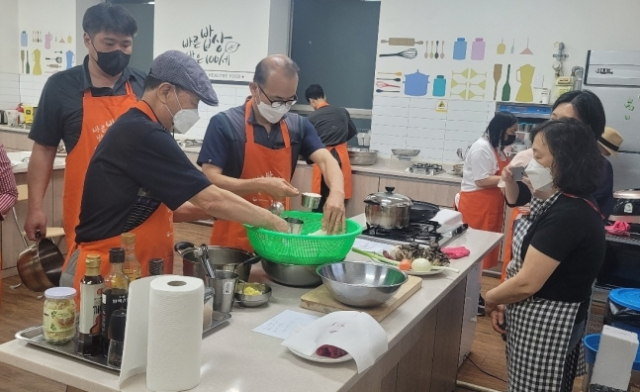 서울시 중장년 1인가구 요리 프로그램 ‘행복한 밥상’ 참여자가 실습실에서 요리를 만들고 있다. 사진 제공=서울시