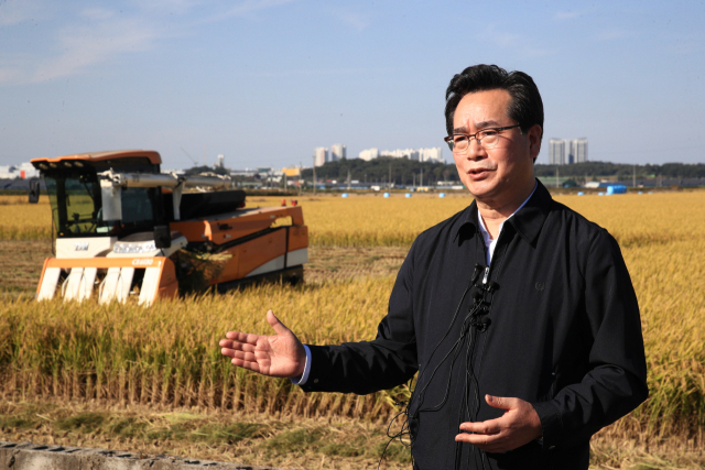 정황근 농림축산식품부 장관이 13일 전북 익산의 가루 쌀 수확 현장을 찾은 모습. 사진 제공=농림축산식품부