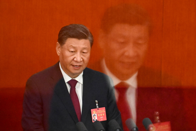 시진핑 중국 국가주석이 16일 베이징 인민대회당에서 열린 중국 공산당 제20차 전국대표대회 개막에서 업무 보고를 하고 있다. AFP연합