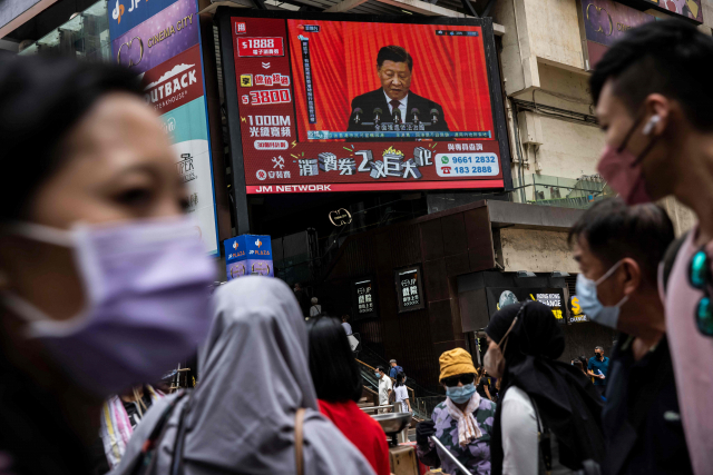16일 홍콩에서 시민들이 시진핑 중국 국가주석의 제20차 공산당 전국대표대회(당대회) 개막 연설을 거리에 설치된 대형 화면을 통해 실시간으로 지켜보고 있다. AFP연합뉴스