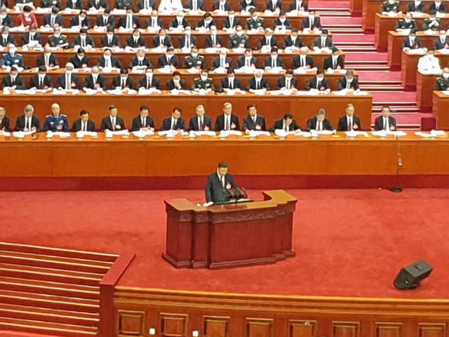 시진핑 중국 국가주석이 16일 중국 베이징 인민대회당에서 열린 20차 공산당 전국대표대회(당대회)에서 연설하고 있다. 연합뉴스