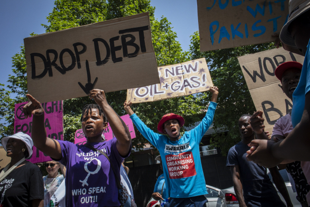 남아프리카공화국의 시위대가 월드뱅크에 국가 부채탕감을 요구하고 있다. EPA연합뉴스