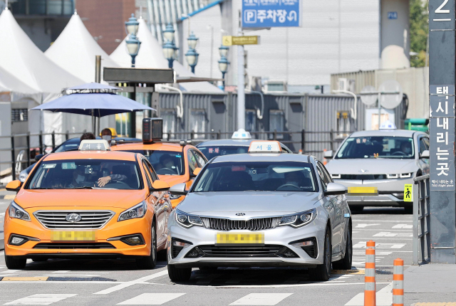 서울역 주변 도로에서 택시들이 승객을 기다리고 있다. 연합뉴스