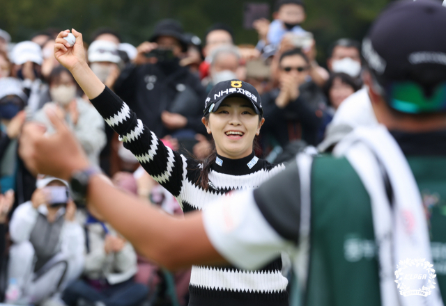 이가영이 16일 동부건설·한국토지신탁 챔피언십에서 생애 첫 우승을 차지한 뒤 두 손을 들어올리며 활짝 웃고 있다. 사진 제공=KLPGA