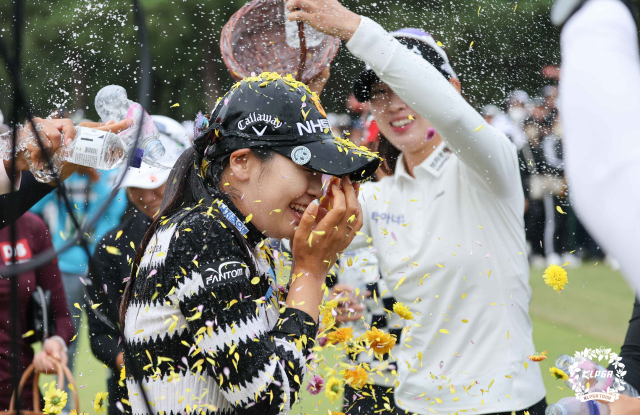 이가영이 16일 동부건설·한국토지신탁 챔피언십에서 우승을 확정한 뒤 동료들의 축하세례를 받고 있다. 사진 제공=KLPGA