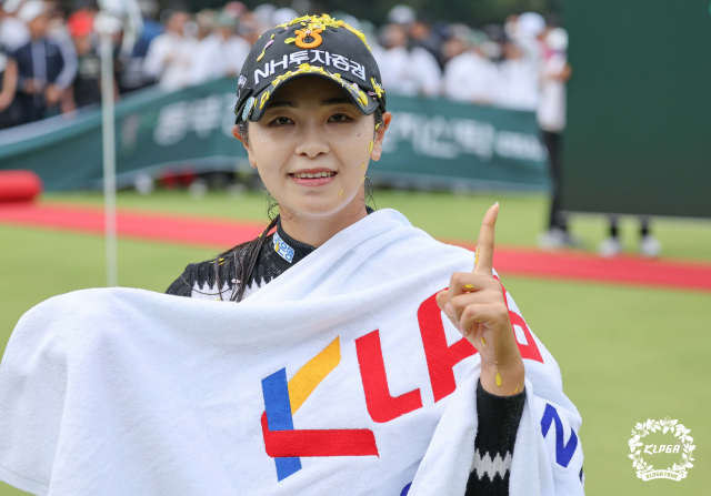 이가영이 16일 동부건설·한국토지신탁 챔피언십에서 생애 첫 우승을 차지한 뒤 손가락 하나를 들어 보이고 있다. 사진 제공=KLPGA