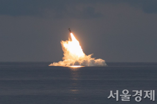 미국 핵잠수함 와이오밍함이 지난 021년 9월 17일 케이프 케너배럴 일대 해상에서 전술핵을 탑재할 수 있는 잠수함발사탄도미사일(SLBM) '트라이던트 II D5LE' 미사일을 시험발사하고 있다. 사진제공=미해군